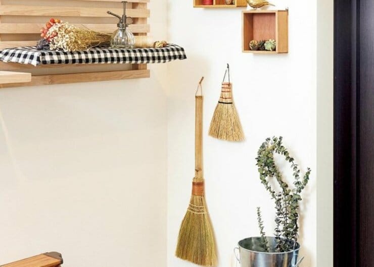 【使ってよかった100均】アンティーク風が叶う！ 玄関アイテム4選｜セリアでおしゃれなホウキを発見