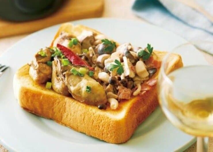 【食パン活用】晩ごはんにもなる！ きのことカキのオープンサンドの作り方｜『LDK』とプロがレシピ伝授！