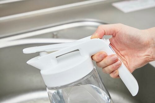 プッシュしながら注ぐタイプ 横置きできる冷水筒おすすめ イメージ2