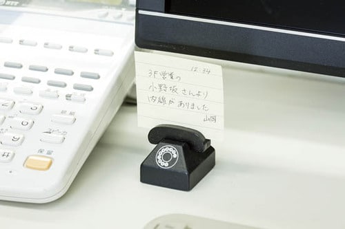 ［電話横アイデア④］電話の受取りメモはカードスタンドに立てておく 100均のオフィス整理グッズおすすめ イメージ