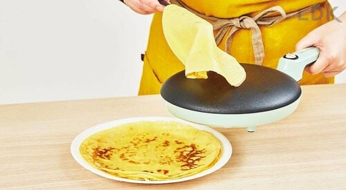 ハンディタイプの使い方2:端が焼けてきたらはがす クレープメーカーおすすめ イメージ2