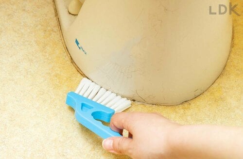 STEP2:ブラシでこする トイレ洗剤おすすめ イメージ