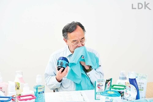洗濯洗剤の防臭力テストでニオイをかいでいる臭気判定士