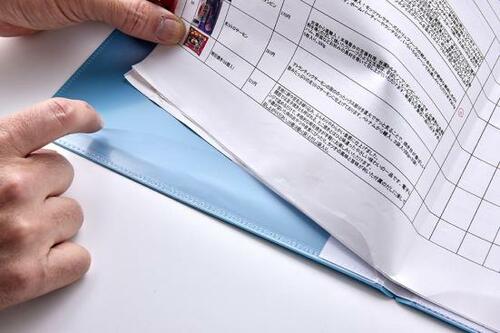 ポイント:上下に付いたフラップで書類を挟みこむ!