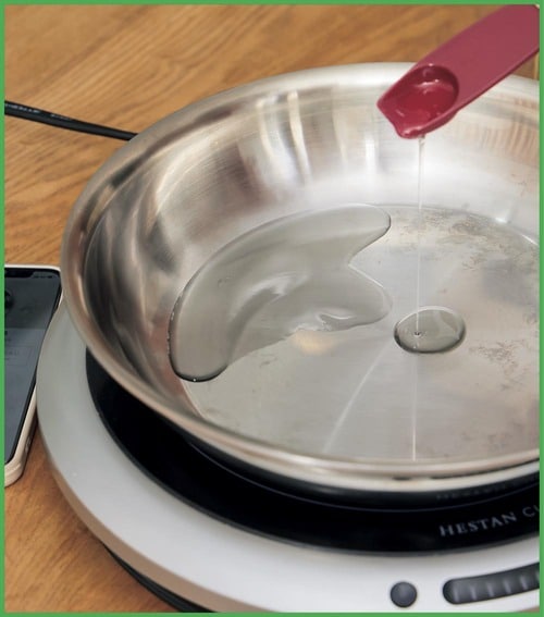 STEP2:フライパンに油を引いてあたためる