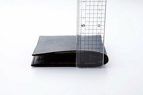 その他の財布は厚さ2cm超持ち歩くにはかさばります イメージ