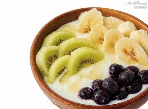 市販のフルーツ入りヨーグルトorプレーンヨーグルト+生のフルーツ美容にいいのはどっち? ヨーグルトおすすめ イメージ