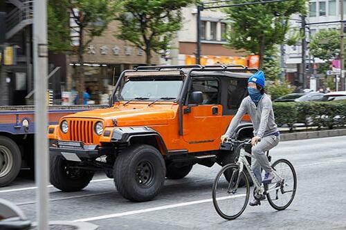 道路を走る自転車