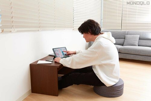 クッションを添えればデスクとして使える! フロアクッションおすすめ イメージ