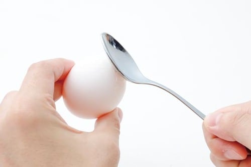 ゆでる前の卵にひと工夫 「事前ヒビ入れむき」 イメージ2