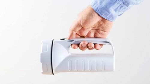 意外と重量感はなく持ちやすい LED懐中電灯おすすめ イメージ