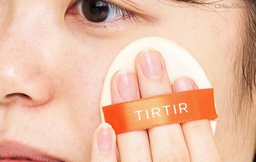 適度にしなるパフが◎ バズりベースコスメおすすめ イメージ