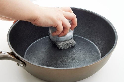 1:スチールウールで1000回表面をこする フライパンおすすめ イメージ