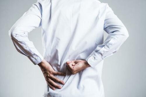 デスクワーカーの慢性病の「腰痛」は スタンディングデスクで改善に期待！ イメージ