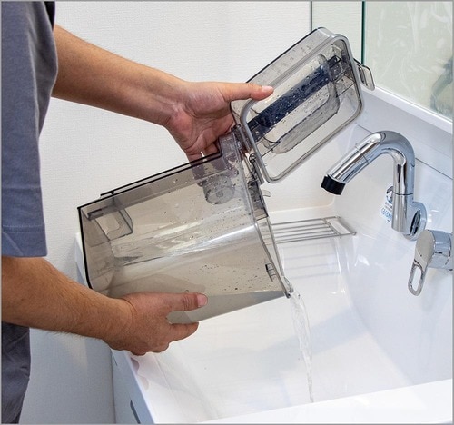 ポイント3:水拭き後のお手入れは汚水を捨てるだけ! イメージ