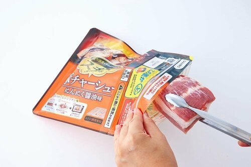 感動ポイント:タレ入りパウチにお肉を入れるだけ イメージ
