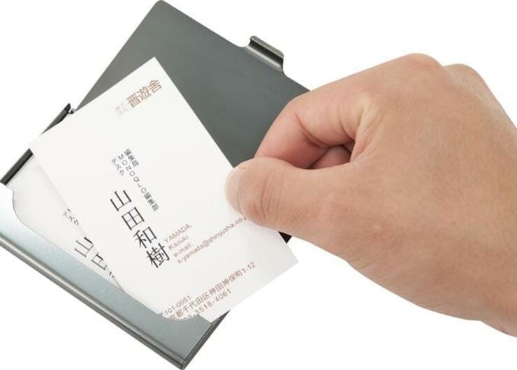 安くていいもの発見！　百均とメーカーのアルミ製名刺入れをプロと比較