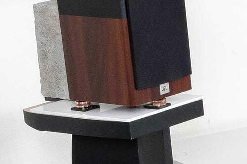 スピーカーの底面