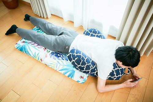 「フラッティ」とあわせて使いたい 絶妙な形のサポートクッション イメージ2