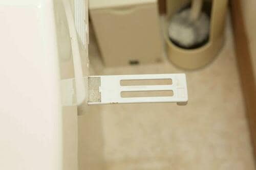 その他のニオイの元も徹底掃除！トイレフィルターの掃除にも挑戦 イメージ