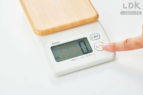 斜めのパネルが作業中も見やすい キッチンスケールおすすめ イメージ
