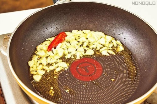 2:オリーブ油と鷹の爪でニンニクオイルを作る 料理研究家リュウジの愛用品おすすめ イメージ