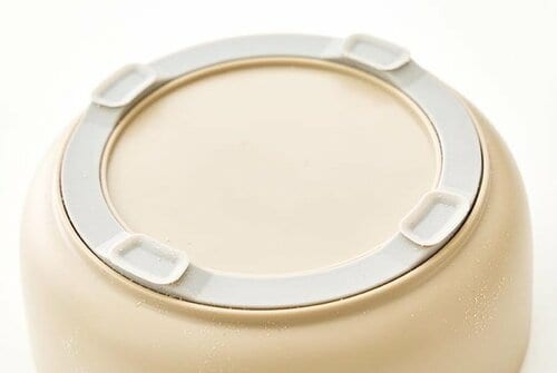 トレイの底にすべり止めがあり手を離すことができる 精米器おすすめ イメージ