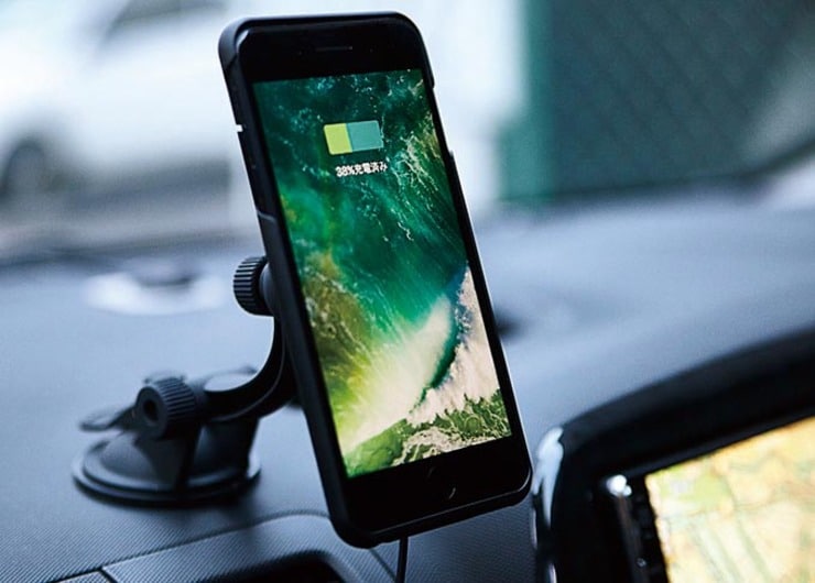 iPhoneの車載ホルダーは<br />マグネット式がじわじわきてます
