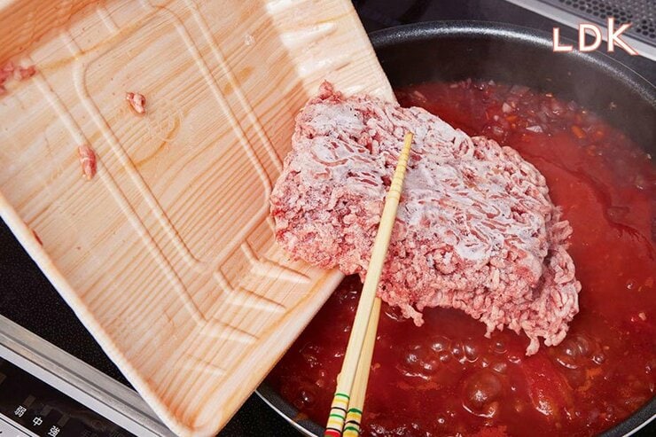 「やっちまった」冷凍しすぎた霜付きひき肉はソースにドボン！ LDKおすすめの救済策は？