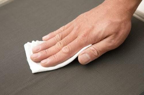 ダイソーは若干薄いけどヨレずに液ダレもなくスムーズに拭けます イメージ