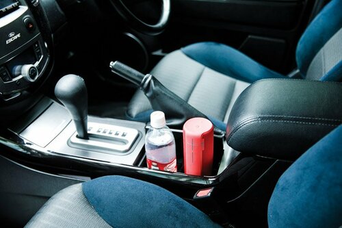 車のホルダーにすっぽり収まるアウトドアに最適のスピーカー イメージ