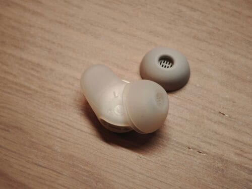 イヤーピースとイヤーウィングのクローズアップ--