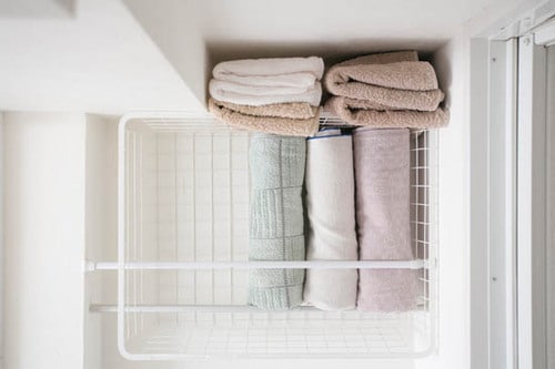 つっぱり棒で設置可能どこでも置けるバスケット イメージ2