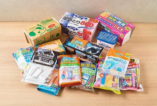 クローゼットには吊り下げ型、靴箱などには置き型を 除湿剤おすすめ イメージ