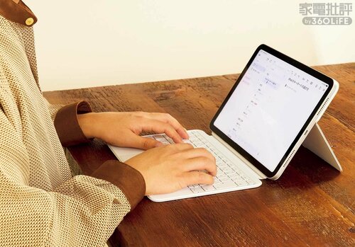 一体型は姿勢に無理が出ることも モバイルキーボードおすすめ イメージ