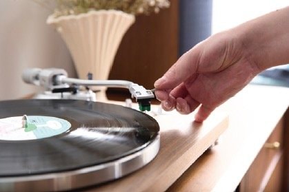 3:トーンアームを移動し針を落として再生 レコードプレーヤーおすすめ イメージ