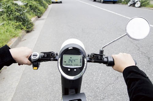 フル充電で35㎞走行できる！ 折りたたみ電動バイク イメージ3