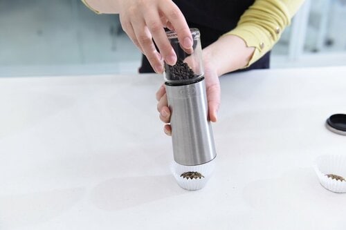 LDKベストバイ電動ミルおすすめ ラドンナ Toffy 電動ソルト＆ペッパーミル K-EM1-SV本体を傾けると作動する イメージ3