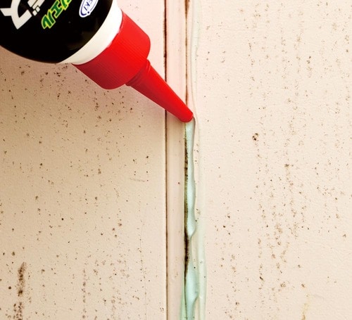 1：ジェルを塗り広げる カビ取りスプレーおすすめ イメージ