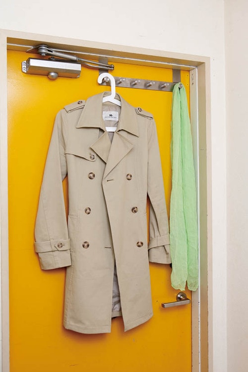 ドア掛けハンガーを使って玄関をクローゼットに変身 イメージ