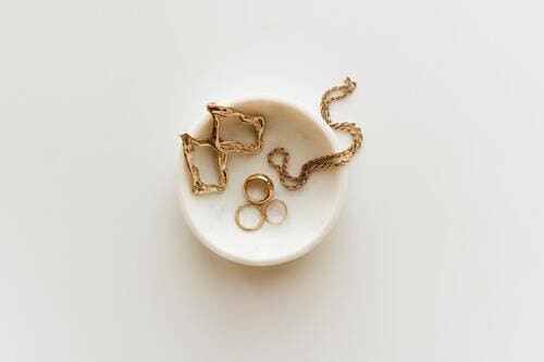 小皿の上に置いてあるアクセサリー