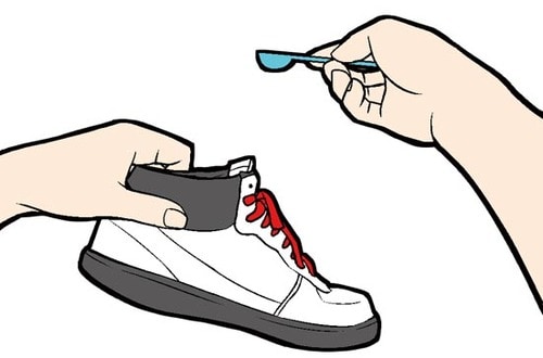 靴＆靴下の消臭も！ 履く前の靴に粉を入れるだけ!! イメージ2