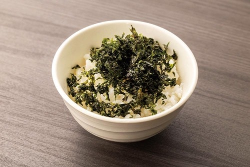 海苔の食感と梅の風味でご飯がウマい！ カルディおすすめ イメージ