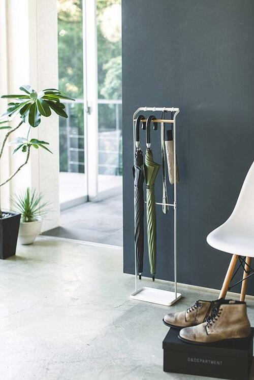 濡れた傘をかけておくだけ！乾くし片付く“山崎実業の傘立て” イメージ5