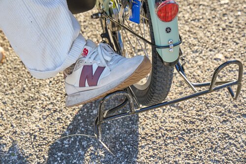 後方スタンドに出っ張りがあり足をかけやすい 電動アシスト自転車おすすめ イメージ