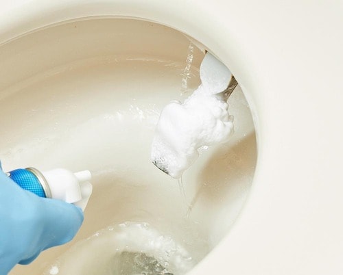 2:専用スプレーをかけて5分放置 トイレ洗剤おすすめ イメージ