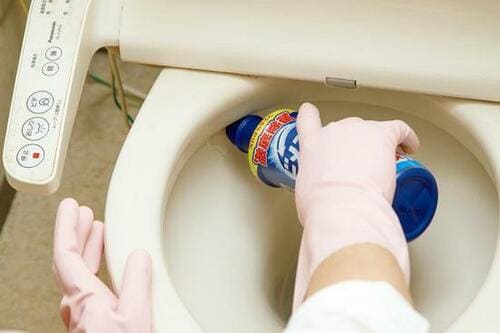 STEP1：漂白剤入り洗剤をフチ裏に回しかける イメージ