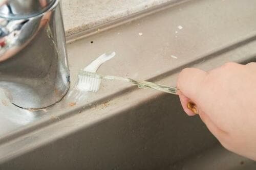 ステップ3：歯みがき粉でカルキをこする イメージ