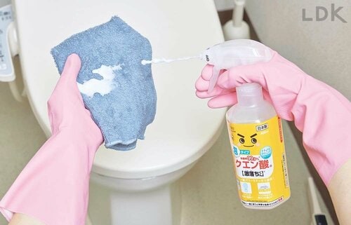 2:クロスにクエン酸をスプレーし拭き取る イメージ