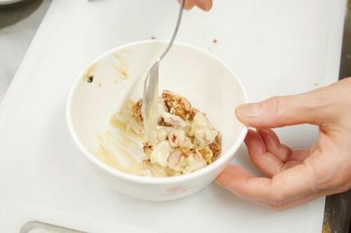 2:マヨネーズ、しょうゆを唐揚げと和える